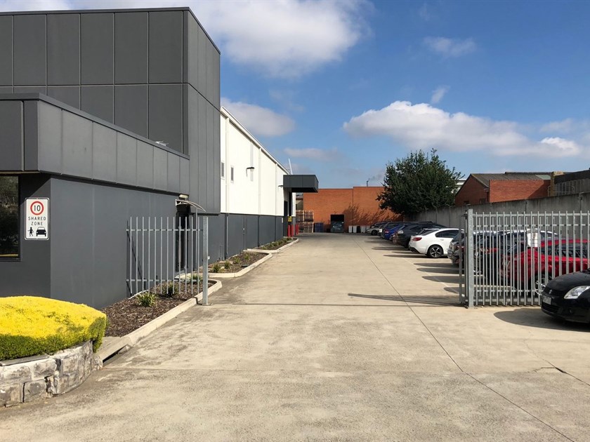31-33 Chifley Drive, Preston VIC 3072